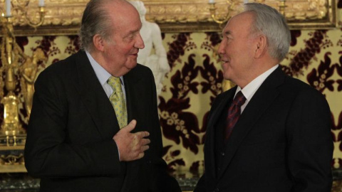 Juan Carlos I conversa con el Presidente de Kazajstán, Nursultán Nazarbayev. CASA REAL