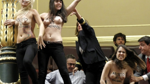 Activistas de Femen irrumpen en el Congreso de los Diputados en 2013./ EFE