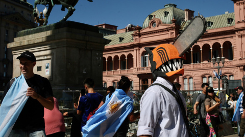 Seguidores de Javier Milei junto a la Casa Rosada.