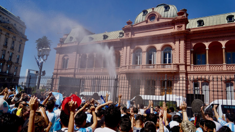 Las autoridades rociaron con agua a los seguidores de Javier Milei junto a la Casa Rosada ante el intenso calor.