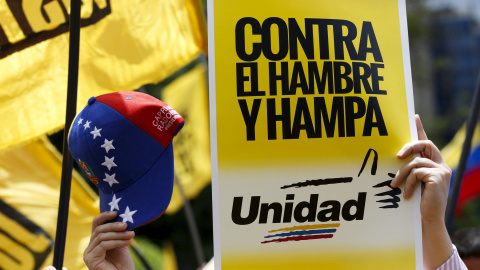 Una de las cosas que demandaba la oposición venezolana en las protestas era evitar que la ciudadanía "forme colas ante los comercios en busca de productos de consumo masivo que escasean.REUTERS