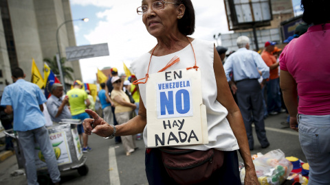 Una de las pocas personas que acudió a la manifestación que convocó la oposición venezolana este sábado en Caracas. REUTERS