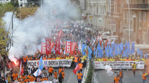 Miles de personas se manifiestan en A Coruña contra el cierre de las plantas de Alcoa./EUROPA PRESS