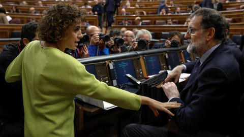 La ministra de Sanidad, Dolors Montserrat (i), conversa con el presidente del Gobierno, Mariano Rajoy (d). /EFE