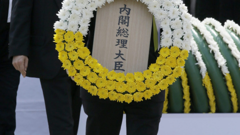 El primer ministro japonés Shinzo Abe lleva una corona de flores en el acto de recuerdo a las víctimas de la bomba atómica sobre Nagasaki, en el 70 aniversario del bombardeo sobre la ciudad japonesa.. EFE/EPA/KIMIMASA MAYAMA