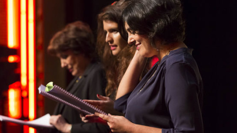 Roselyne Bachelot, Marlène Schiappa y Myriam El Khomri leen 'Los monólogos de la vagina' en París. / SVEND ANDERSEN