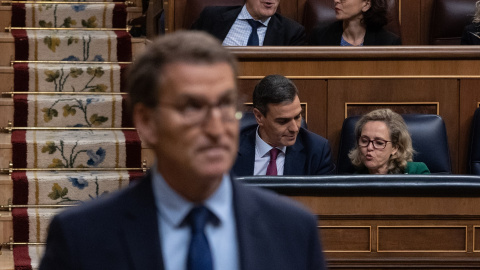 El presidente del Partido Popular, Alberto Núñez Feijóo, durante la primera sesión del debate de investidura de Pedro Sánchez como presidente de Gobierno, en el Congreso de los Diputados, a 15 de noviembre