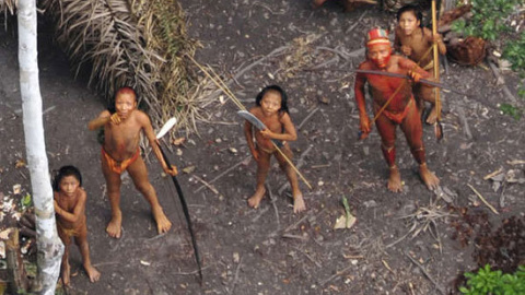 Imagen aérea obtenida en 2010 de indígenas aislados en la Amazonia brasileña.