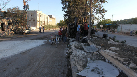 Un grupo de personas inspecciona los daños provocados en el hospital de maternidad operado por Save the Children después de un ataque aéreo en la ciudad controlada por los rebeldes de Kafer Takhareem en la provincia de Idlib, Siria. REUTERS