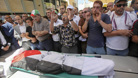 Familiares y amigos de una de las víctimas palestinas de los ataques de radicales judíos en Cisjordania. EFE/EPA/STRINGER