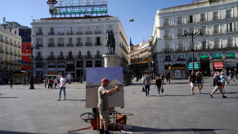 Antonio López revisa las perspectivas durante una de sus sesiones para pintar la famosa plaza Puerta del Sol de Madrid. REUTERS / Juan Medina