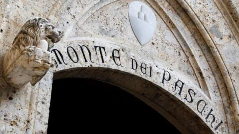 La entrada principal del Monte dei Paschi di Siena, el banco más antiguo del mundo. REUTERS/STEFANO RELLANDINI