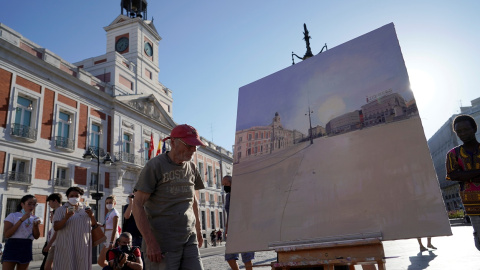 El pintor Antonio López se prepara para continuar su cuadro sobre la Puerta del Sol de Madrid. REUTERS / Juan Medina