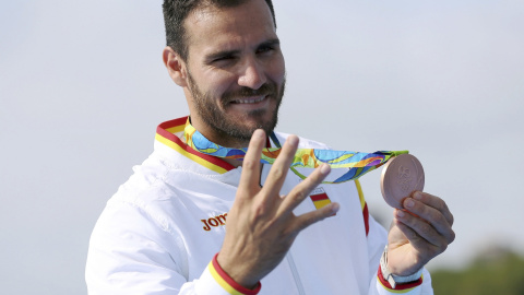 El piraguista española Saul Craviotto posa con su medalla de bronce en la prueba de K1 200m de los JJOO de Rio de Janeiro, la cuarta olímpica en su carrera. REUTERS/Murad Sezer