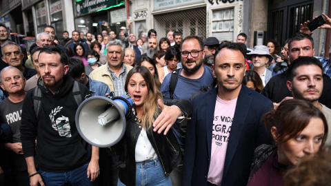 El candidato de Podemos a la Alcaldía de Madrid, Roberto Sotomayor, y la candidata a la Presidencia de la Comunidad de Madrid, Alejandra Jacinto, en Madrid, a 25 de mayo de 2023.