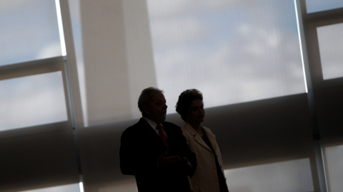 La presidenta brasileña, Dilma Rousseff y su antecesor Luiz Inácio Lula da Silva, en el Palacio Planalto, tras su toma de posesión como nuevo ministro de Estado y Casa Civil de la Presidencia. EFE/FERNANDO BIZERRA JR