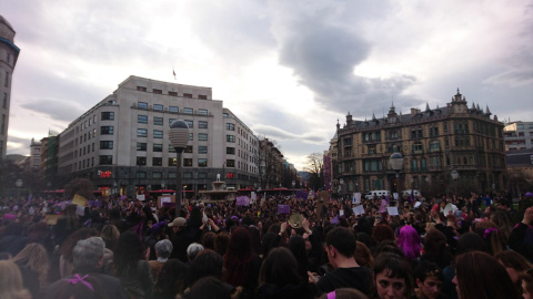 Miles de personas congregadas en el centro de Bilbao. /DANILO ALBIN