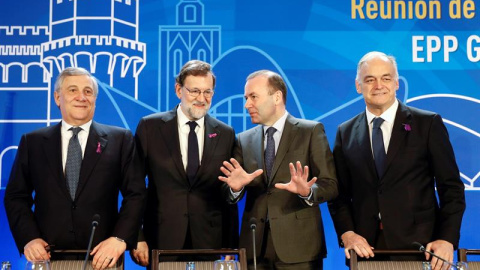 El presidente del Gobierno, Mariano Rajoy, portando un lazo morado hoy en Valencia. /EFE