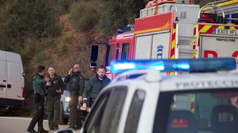 13/01/2019.- Miembros de la Guardia Civil durante las labores de rescate del niño de 2 años que ha caído esta tarde a un pozo de unos 150 metros de profundidad en la localidad malagueña de Totalán, lugar al que se han desplazado efectivos d