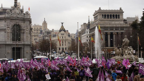 Concentración convocada por los sindicatos en la Plaza de la Cibeles, a las puertas del Ayuntamiento de Madrid, con motivo del Día de la Mujer. EFE/JAVIER LIZÓN