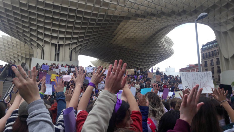 Un instante de la concentración en la Plaza Metropol Parasol de Sevilla.- D. C