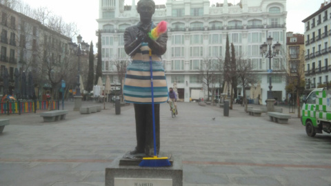 Estatua de Federico García Lorca convenientemente engalanado.- F. G.