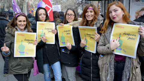 Cinco mujeres muestran ejemplares del especial del Diario Público con motivo de la huelga feminista del 8M en la madrileña plaza de Atocha. /J. GÓMEZ