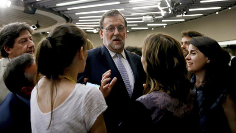 El presidente del Gobierno en funciones, Mariano Rajoy, durante un corrillo con periodistas el pasado jueves. - EFE