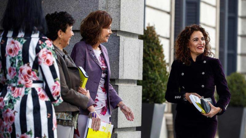 La ministra de Hacienda, María Jesús Montero (d), acompañada por la subsecretaria de Estado de Hacienda, Pilar Paneque (2i), y las secretarias de Estado de Presupuestos, María José Gualda (i), y de Hacienda, Inés Bardón (2d), a su llegada a