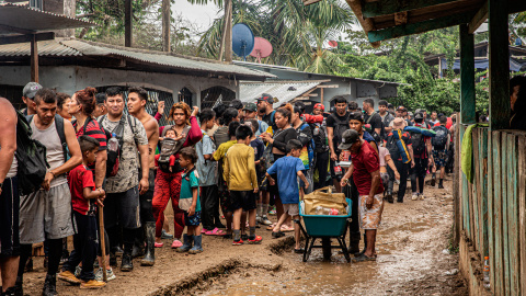 Cientos de personas migrantes llegan a la comunidad indígena de Bajo Chiquito, en primer asentamiento tras cruzar la selva del Darién, en una imagen de octubre de 2023.