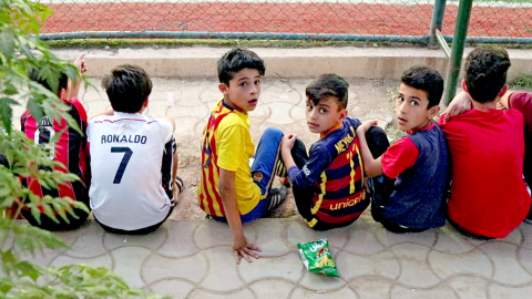 Niños kurdos con camisetas de los clubes españoles de fútbol.