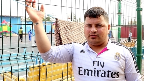 Asirio en un campo de desplazados de la ciudad kurda de Erbil, con la camiseta del Real Madrid.- FERRÁN BARBER