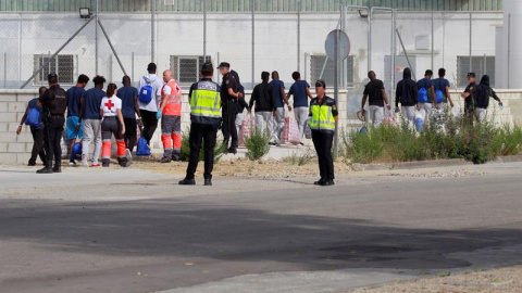 Varios de los quince migrantes rescatados por el barco Open Arms, que han llegado este viernes a San Roque a bordo del buque de la Armada Audaz. /EFE