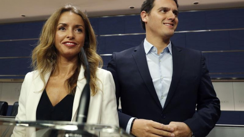 El líder de Ciudadanos, Albert Rivera, y la diputada Patricia Reyes, en el registro en el Congreso de la propuesta de Ley para regular los vientres de alquiler | EFE