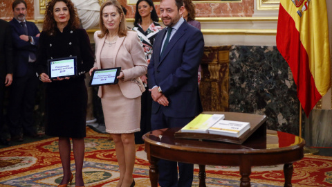 La ministra de Hacienda, María Jesús Montero, hace entrega a la presidenta del Congreso de los Diputados, Ana Pastor, en presencia del presidente de la Comisión de Presupuestos, Francisco de la Torre, del proyecto de Presupuesto del Estado 