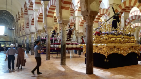 Pasos de Semana Santa en el interior de la Mezquita de Córdoba.