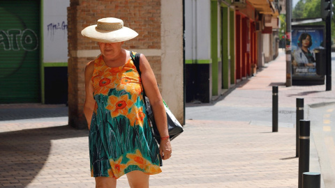 15/08/2021 Mujer camina por la calle en los días de ola de calor