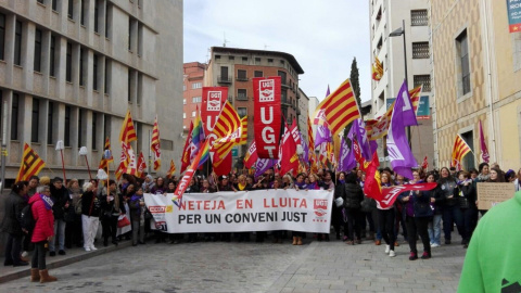 Columna de treballadores de la neteja a Girona / M. R. A.