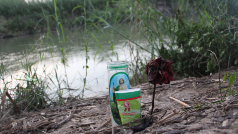 Fotografía de una veladora en la orilla del Río Bravo.- EFE