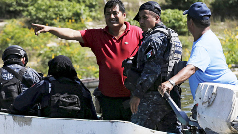 Miguel Ángel Jiménez, en una imagen de octubre del año pasado mientras ayudaba a las fuerzas de seguridad a encontrar los cuerpos de los estudiantes desaparecidos. REUTERS