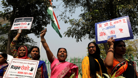 Varias mujeres se congregan para protestar contra las violaciones y el abuso hacia las mujeres durante el Día Internacional de la Mujer en Nueva Delhi (India), hoy 8 de marzo de 2018. EFE/ Rajat Gupta