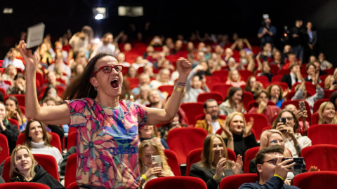 11/12/2023 - Los polacos llenan el cine de Varsovia para ver el ascenso al poder de Donald Tusk.