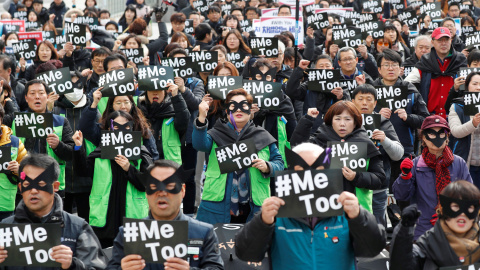 Mujeres coreanas participan en un acto de apoyo al Movimiento Me Too convocado por la Confederación de Sindicatos coincidiendo con el Día Internacional de la Mujer en Seúl, Coreal del Sur, hoy, jueves 8 de marzo de 2018. EFE