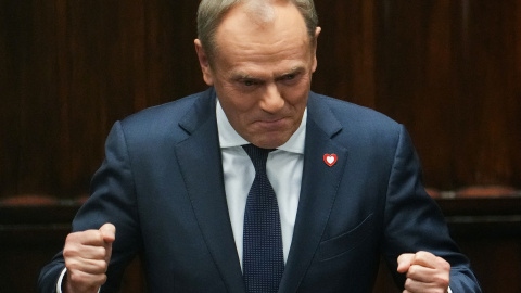 11/12/2023 -El líder de la Plataforma Cívica, Donald Tusk, hace un gesto después de que el Parlamento votara a favor de su nombramiento como Primer Ministro en Varsovia.