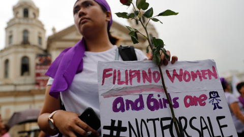 Una mujer filipina sostiene una pancarta durante una manifestación para conmemorar el Día Internacional de la Mujer en Manila, (Filipinas). EFE/FRANCIS R. MALASIG