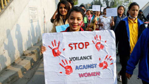 Mujeres nepalesas sostienen pancartas y globos durante una manifestación para conmemorar el Día Internacional de la Mujer. EFE/NARENDRA SHRESTHA