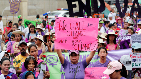 Mujeres filipinas participan en una manifestación para conmemorar el Día Internacional de la Mujer en Manila, (Filipinas) hoy, jueves 8 de marzo de 2018. EFE/FRANCIS R. MALASIG