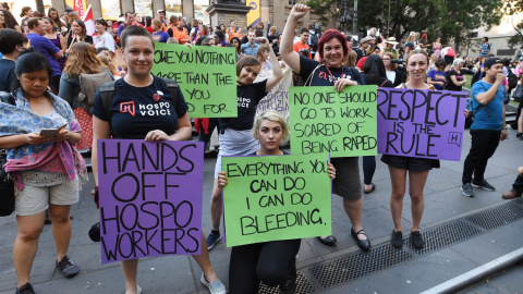 Mujeres participan en una manifestación para conmemorar el Día Internacional de la Mujer en Melbourne (Australia) hoy, jueves 8 de marzo de 2018. . EFE/JOE CASTRO