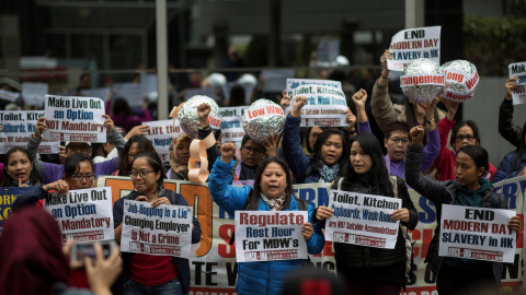 Empleadas domésticas participan en una protesta on motivo del Día Internacional de la Mujer hoy, 8 de marzo de 2018, en Hong Kong (China ) . EFE/Jerome Favre