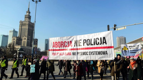 Pancarta en la marcha de Varsovia: "Aborto, no policía. Ayuda mutua, no violencia sistémica"'. / JAKUB KAMINSKI (EFE)